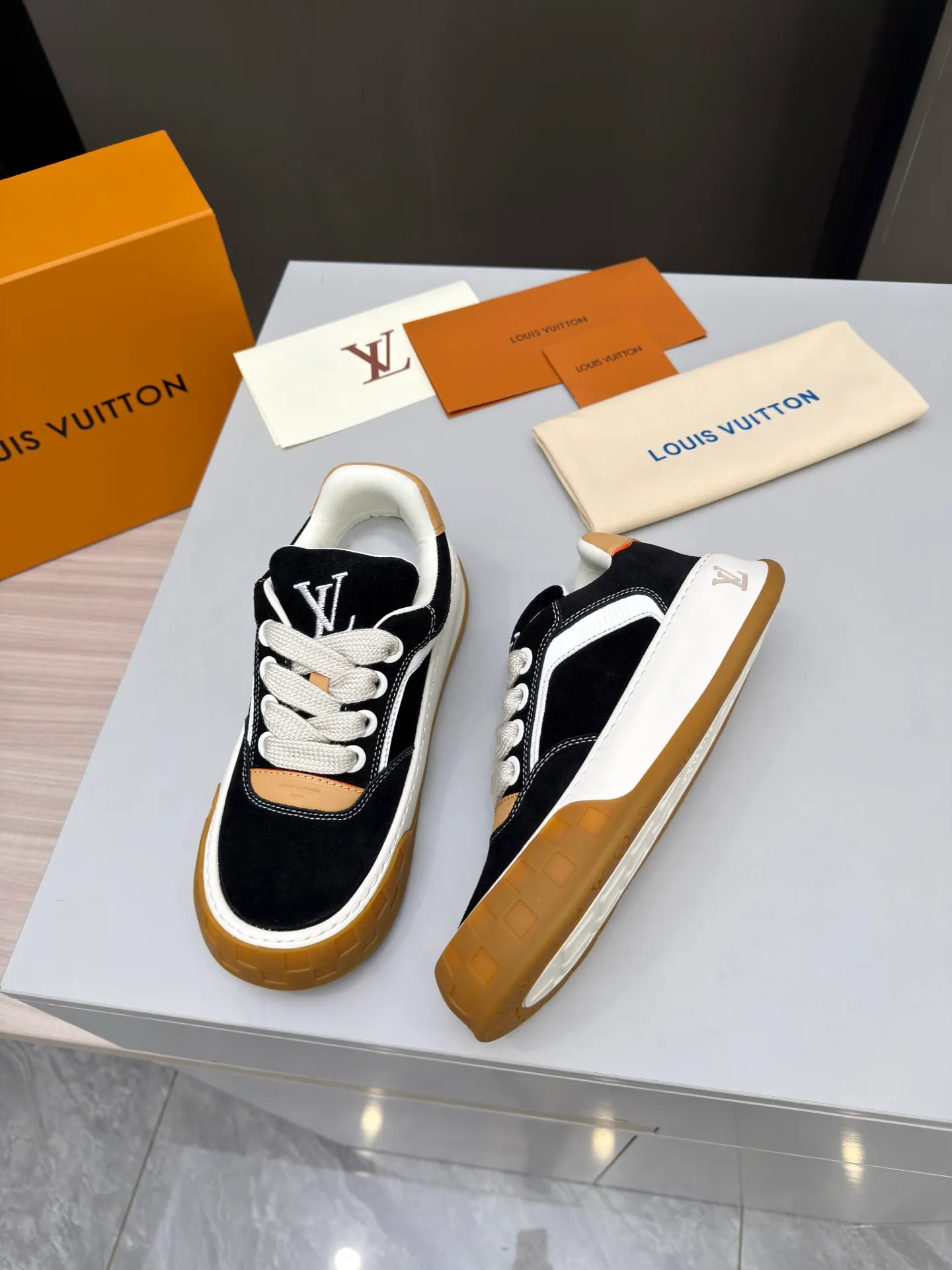 Men's men's shoes pP640! Top version LV-Louis Vuitton-classic catwalk new style, empty glue process·original 1:1 development and reproduction! ! The upper foot is very comfortable. It is made of luxurious materials and fine workmanship. The midsole is printed with English letters "Made in Europe". The upper is made of calfskin imported from Italy. The side is decorated with the brand's LOGO and signature. The latest latex foot pads and mesh lining make the foot feel super comfortable. The original two-color TPU combination outsole is specially provided by the original factory. Bag technology Goodyear stitched edges Fabric: Exclusive custom first-layer cowhide Accessories: Exclusive private model Vuitton logo, lining: Customized silk mesh lining - first-layer silk cowhide lining Outsole: TPU combination outsole wear-resistant, non-slip and anti-yellowing Foot pads: new latex pads-mesh sweat-absorbent Counter technology: fully computerized sewing machine wire drawing Toe box back cover Hot and cold shaping Full set of pull-top last with medium and low logo pattern Code number 39-45